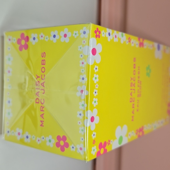 Marc Jacobs Daisy Eau So Fresh Glow Eau de Toilette with Pear, Violet 75ml - Picture 7 of 7